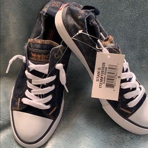 NWT Levi sneakers size 9